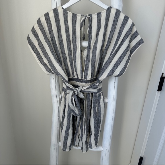 American Eagle Outfitters Gray and White Tie Back Short Sleeve Jumpsuit w Pocket - Picture 2 of 12